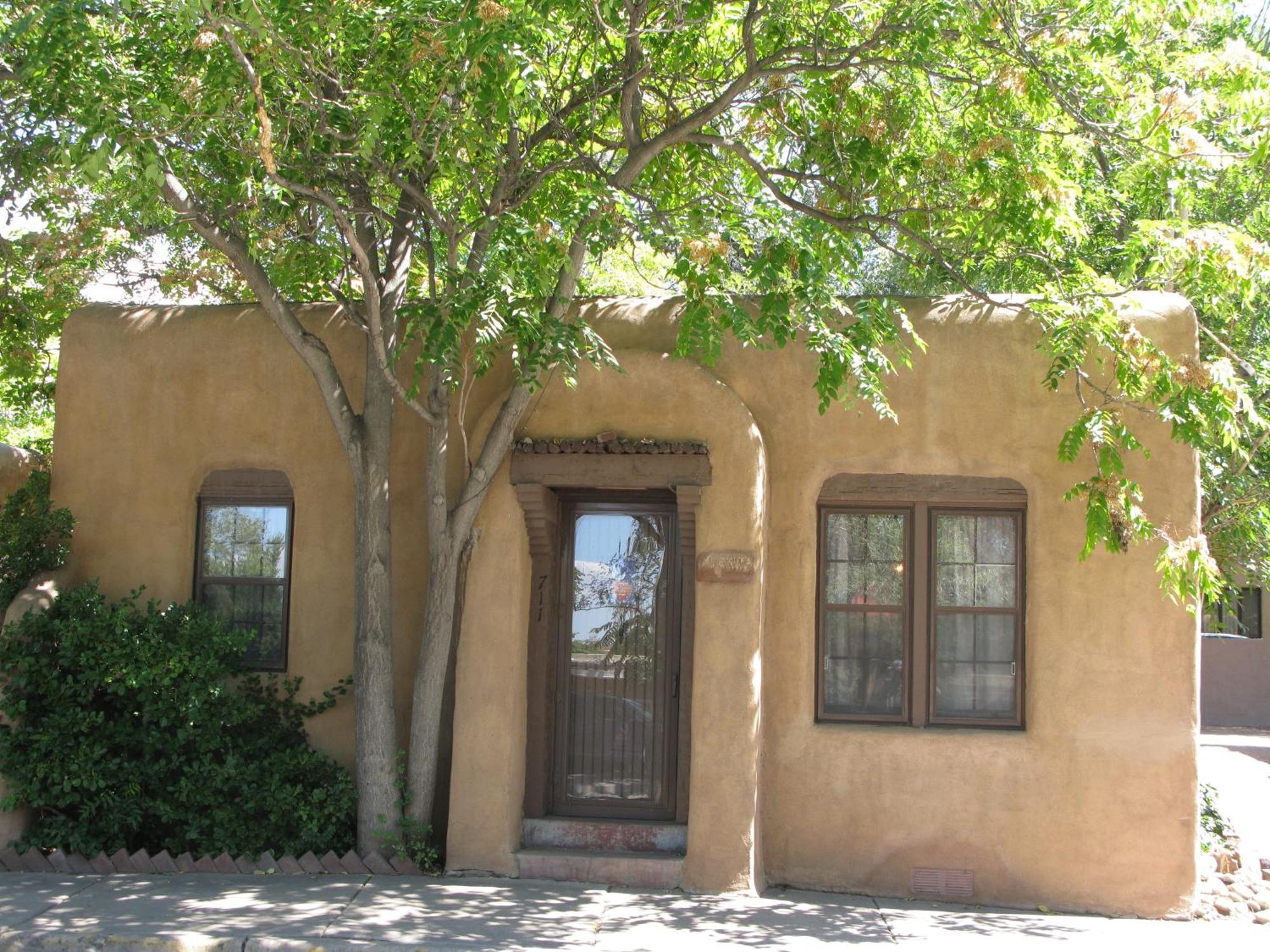 Inn Casa De Tres Lunas/house Of Three Moons Santa Fe